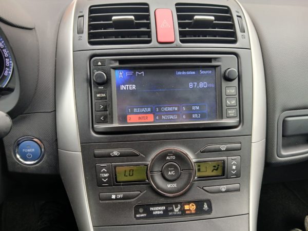 TOYOTA AURIS HYBRIDE Essence 136H LOUNGE – Boite Auto - 04/2012 – 169 427 km – Image 18