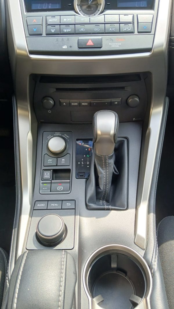 LEXUS NX 300H 2WD PACK HYBRIDE Essence E-CVT  Boite Automatique - 10/2014 – 171 395 km - 1ére main – Image 29