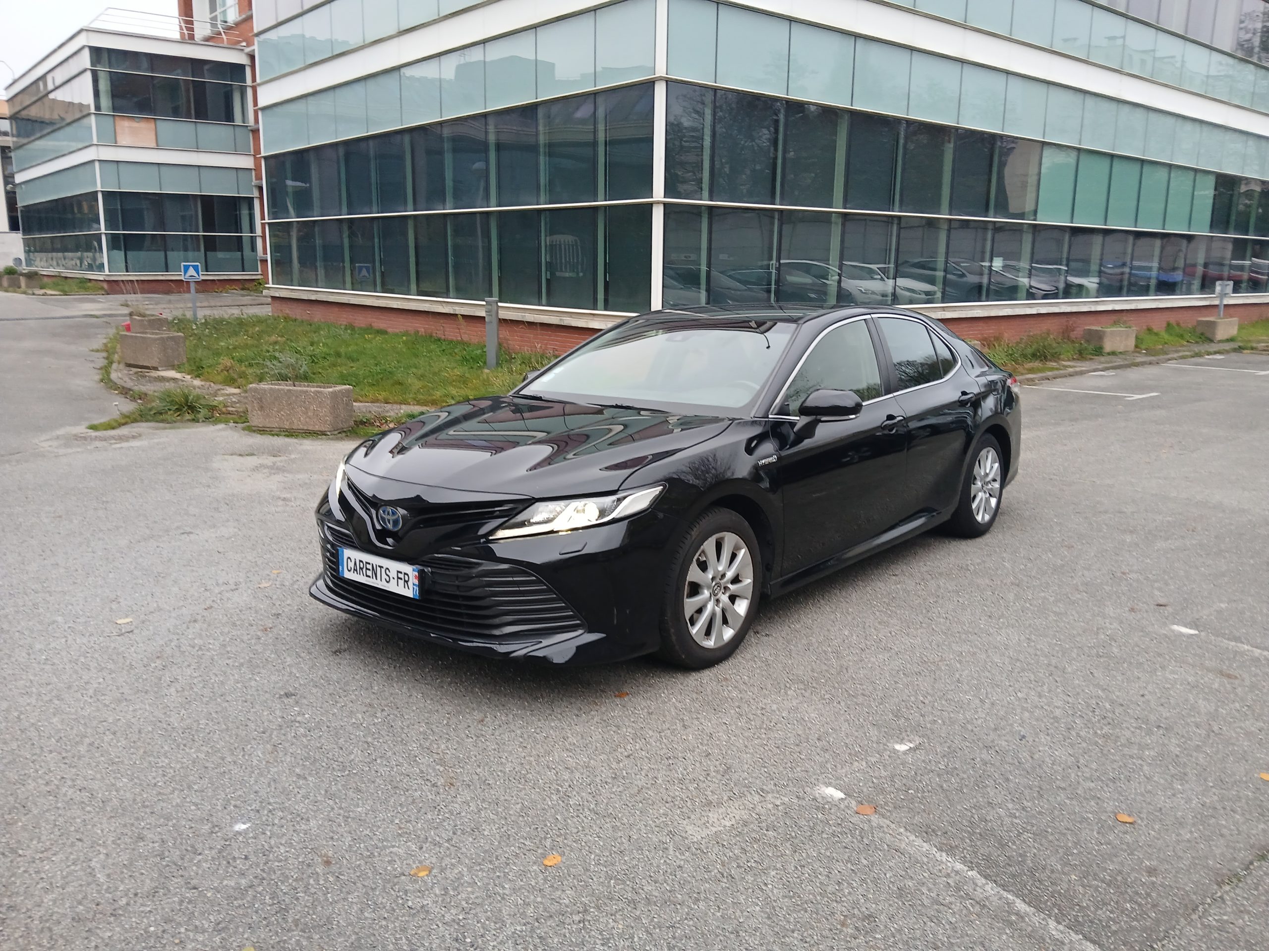 CAMRY HYBRIDE PRO 218 CH 2WD LOUNGE BOITE AUTO - 09/2019 – 389 963 km - VO 243 – Image 2