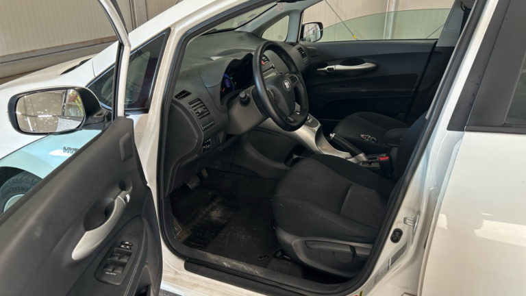 Toyota Auris VO 435 - Photo 9